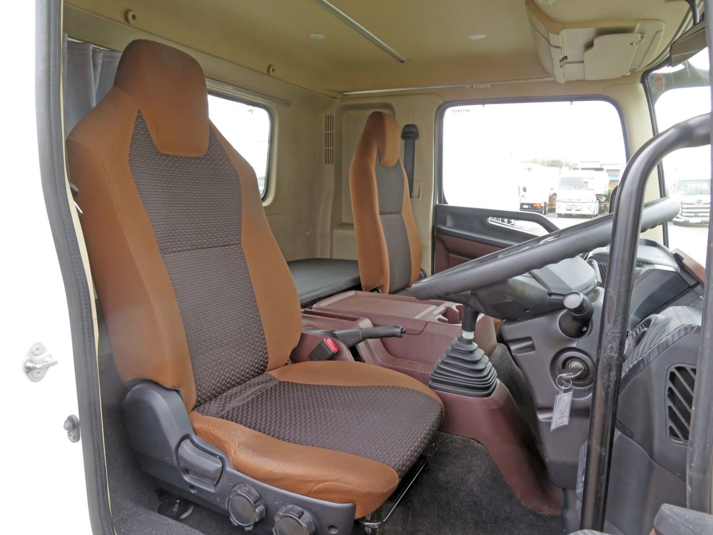 運転席座面の状態です。(ヘタリ・破れがあります)|日野 レンジャー 2KG-FD2ABA(2WD)の写真6