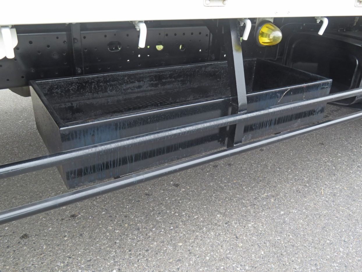 物入れが付いています。|日野 レンジャー 2KG-FD2ABA(2WD)の写真9