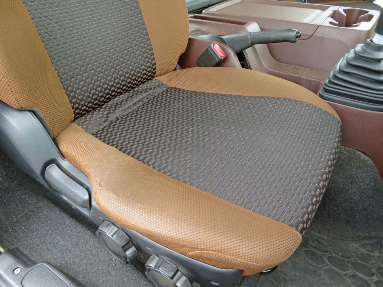 運転席座面の状態です。|日野 レンジャー 2KG-FD2ABA(2WD)の写真17