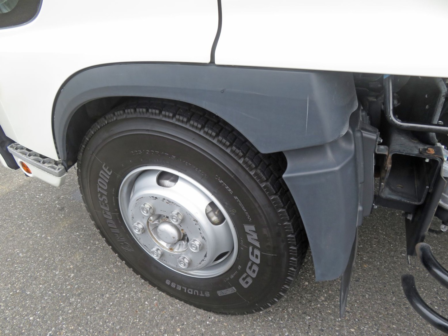 助手席側フロントフェンダー樹脂に線キズがあります。|日野 レンジャー 2KG-FD2ABA(2WD)の写真18