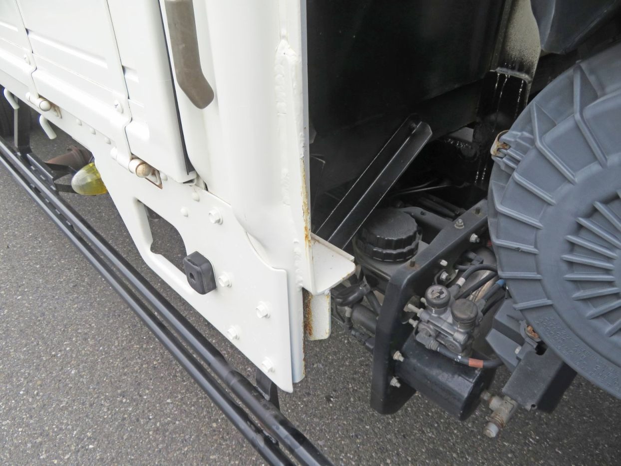 前柱運転席側下部にサビがあります。|日野 レンジャー 2KG-FD2ABA(2WD)の写真23