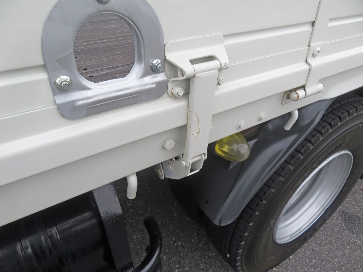 助手席側セイコーラックにサビ跡があります。|日野 レンジャー 2KG-FD2ABA(2WD)の写真24