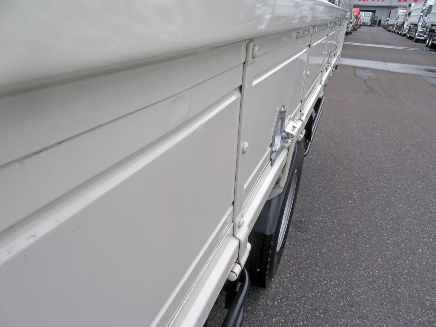 助手席側あおり表面に軽いヘコミがあります。|日野 レンジャー 2KG-FD2ABA(2WD)の写真34