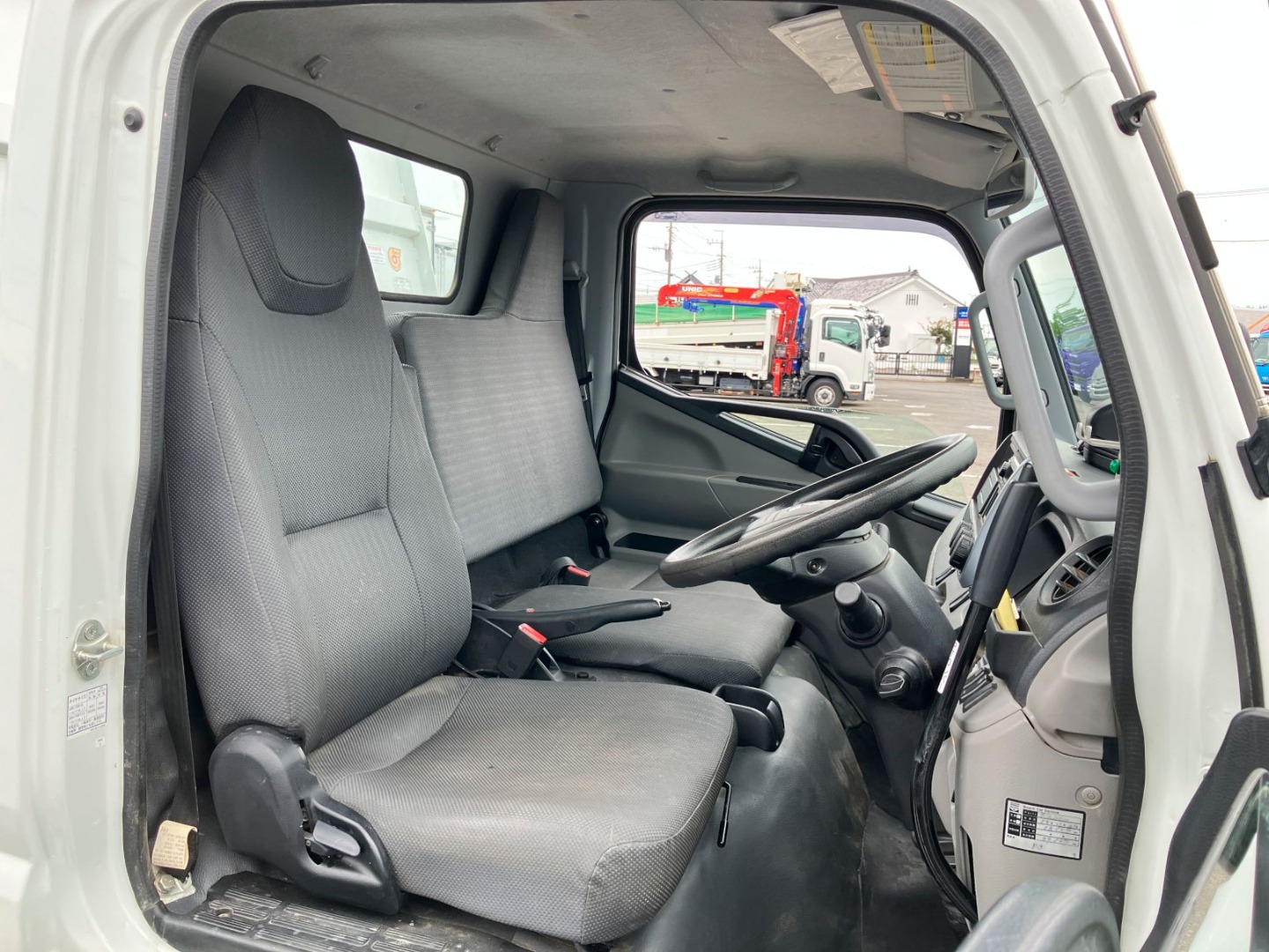 乗車定員は3名です。運転席にヘタリがあります|三菱 キャンター 2RG-FBA60(2WD)の写真5