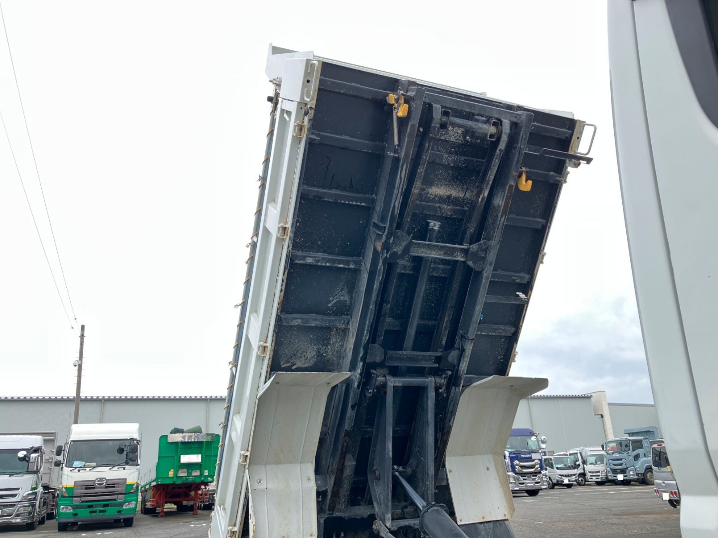 ボデー裏側の状態です。コンクリ付着があります|三菱 キャンター 2RG-FBA60(2WD)の写真14