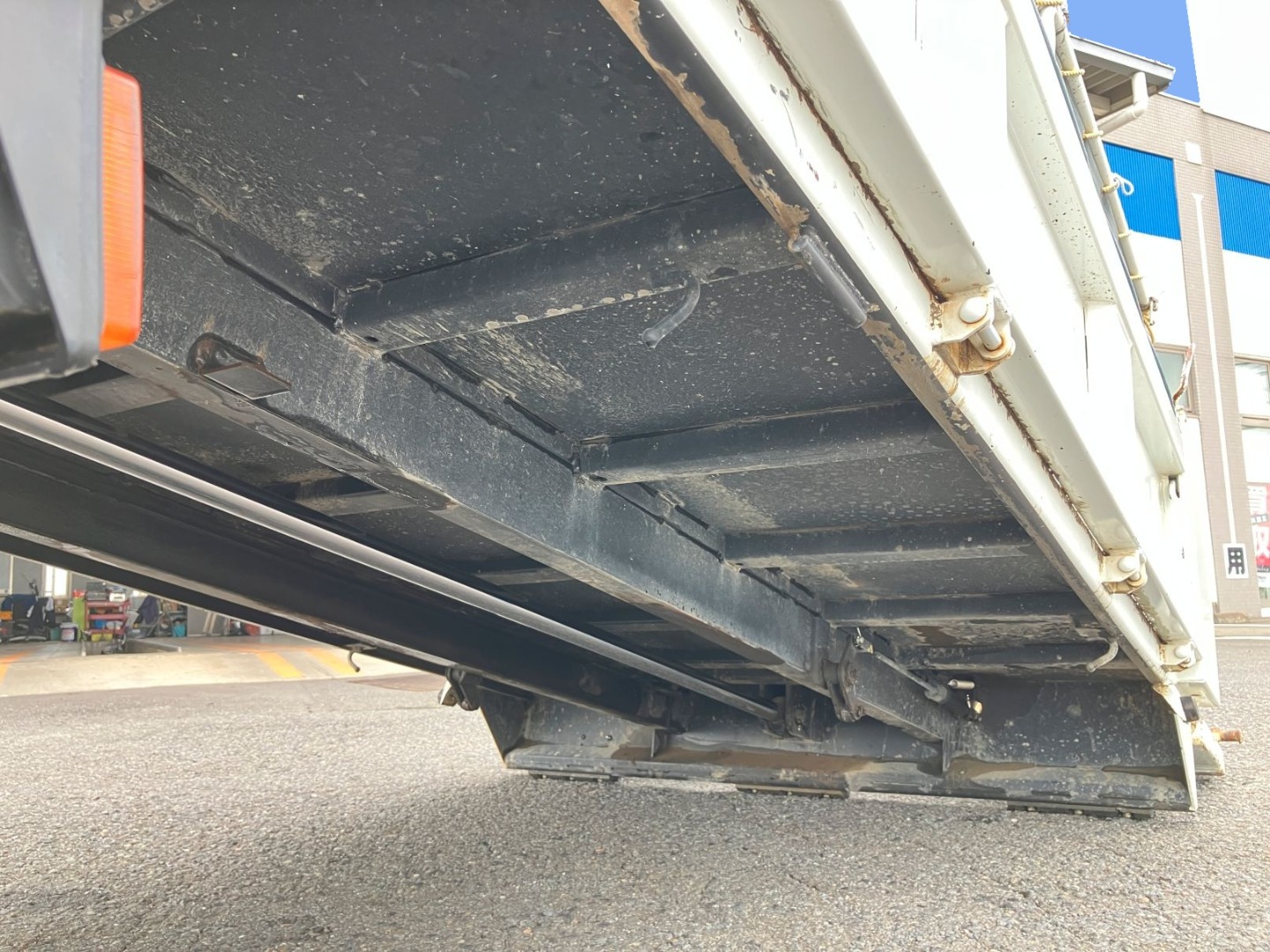 腹下周りの状態です。コンクリ付着があります|三菱 キャンター 2RG-FBA60(2WD)の写真18