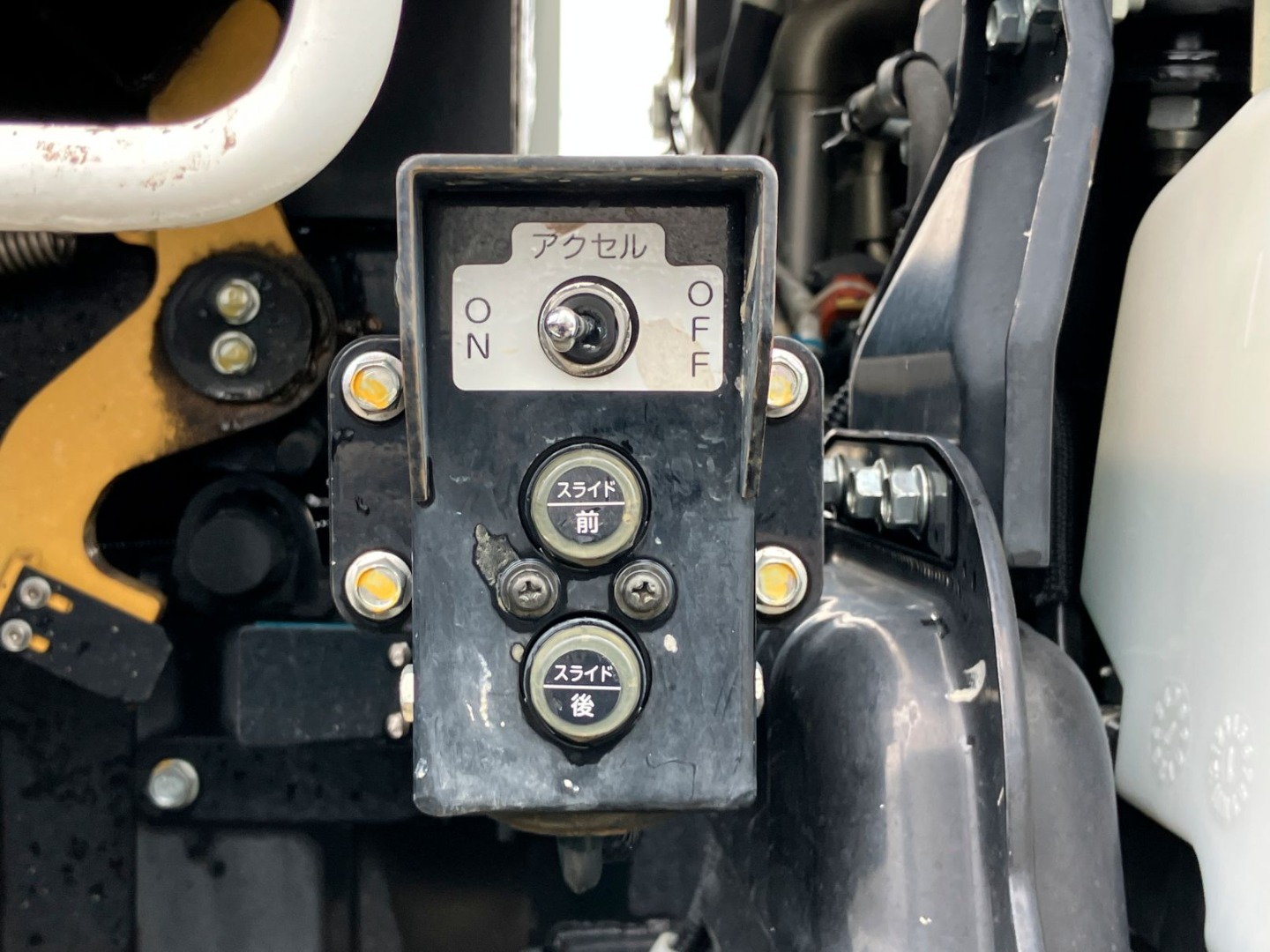 上物の操作スイッチです。|三菱 キャンター 2RG-FBA60(2WD)の写真24
