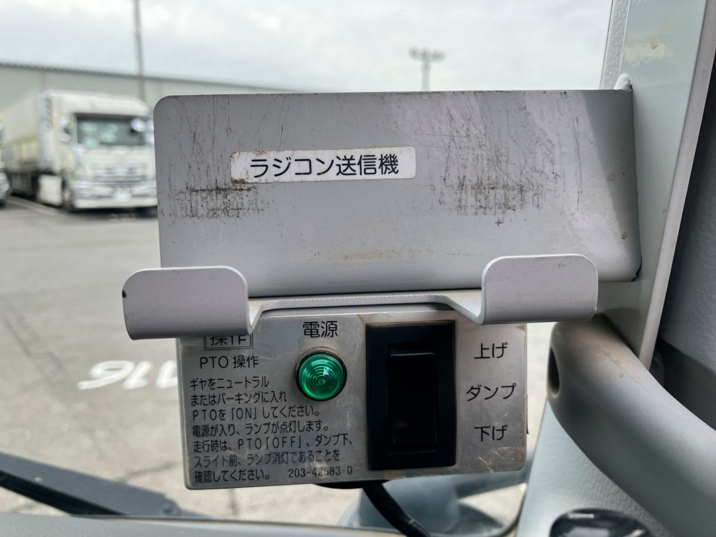 上物の操作スイッチです。|三菱 キャンター 2RG-FBA60(2WD)の写真31