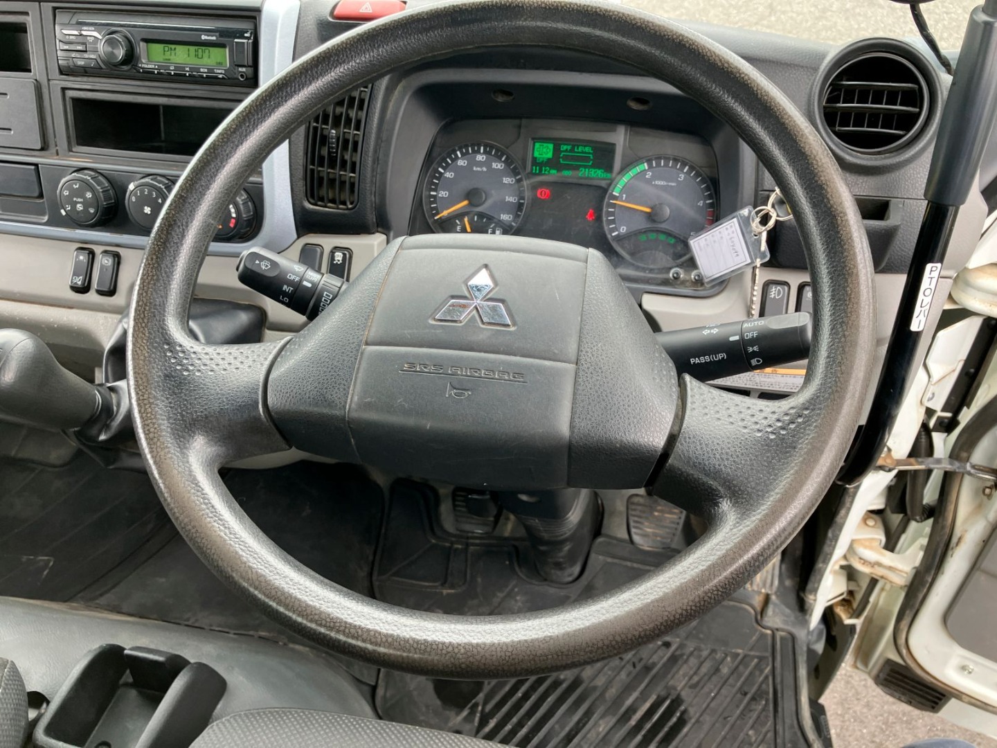 メーター周りの状態です。ハンドルグリップに擦れがあります|三菱 キャンター 2RG-FBA60(2WD)の写真32