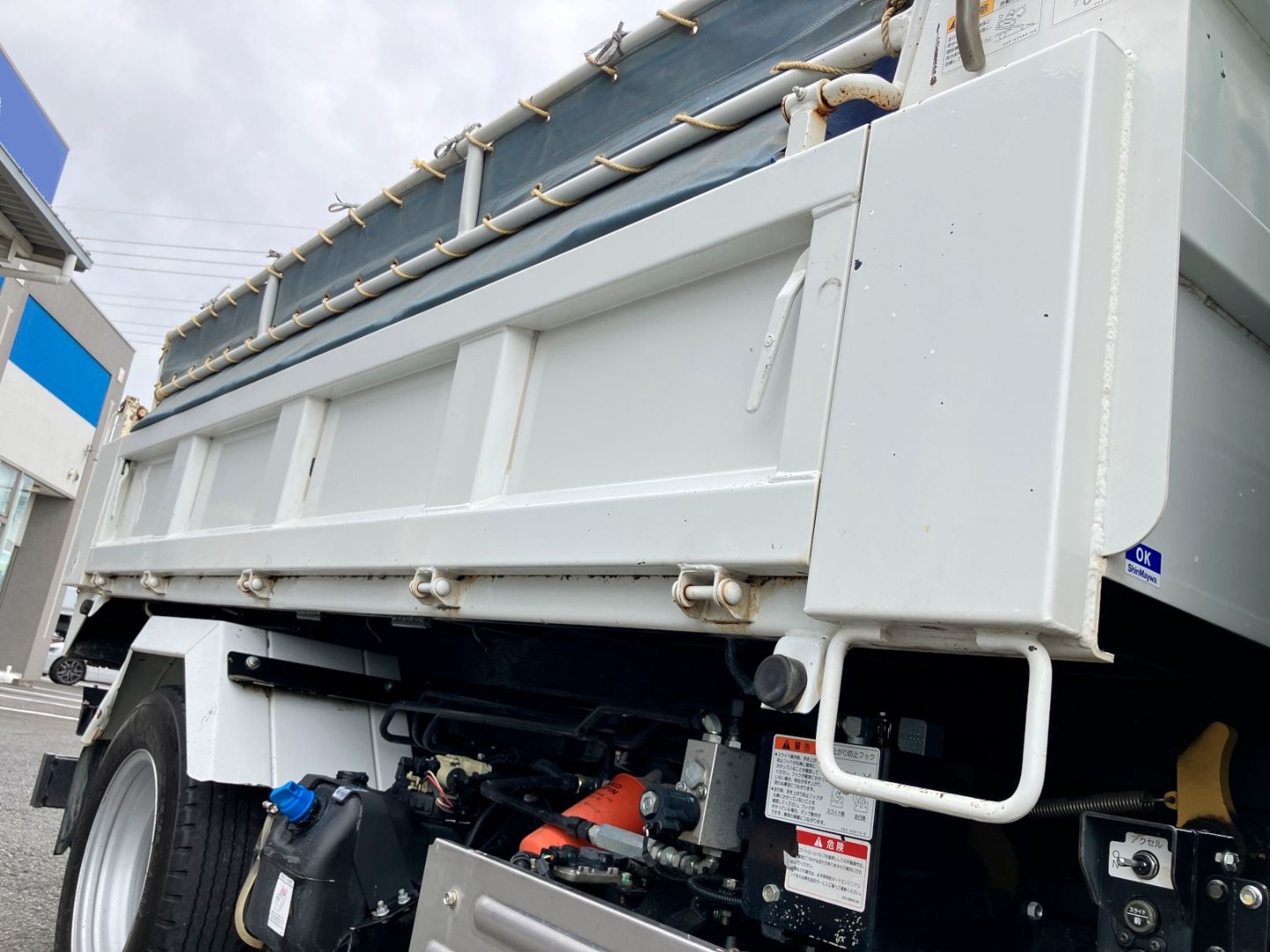 運転席側ボデーにキズ・凹み・サビ・コンクリ付着があります。|三菱 キャンター 2RG-FBA60(2WD)の写真44