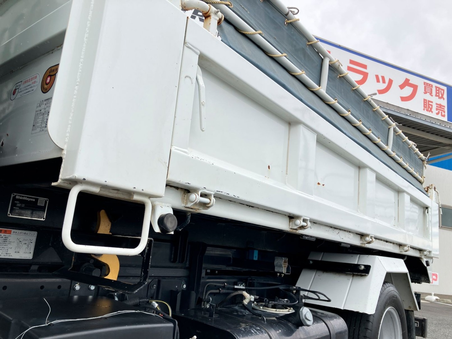 助手席側ボデーにキズ・凹凸・サビ・コンクリ付着があります。|三菱 キャンター 2RG-FBA60(2WD)の写真47