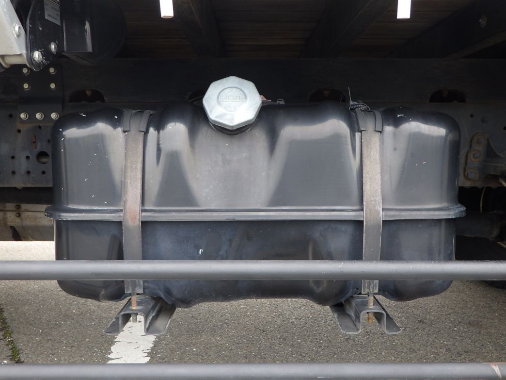 燃料タンクは100Lです。|いすゞ フォワード 2PG-FRR90S1(2WD)の写真18
