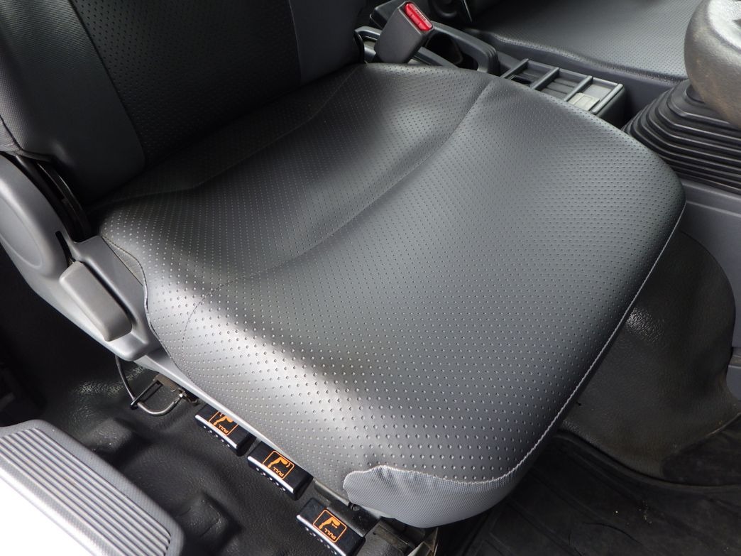 運転席座面にヘタリがあります。|いすゞ フォワード 2PG-FRR90S1(2WD)の写真38