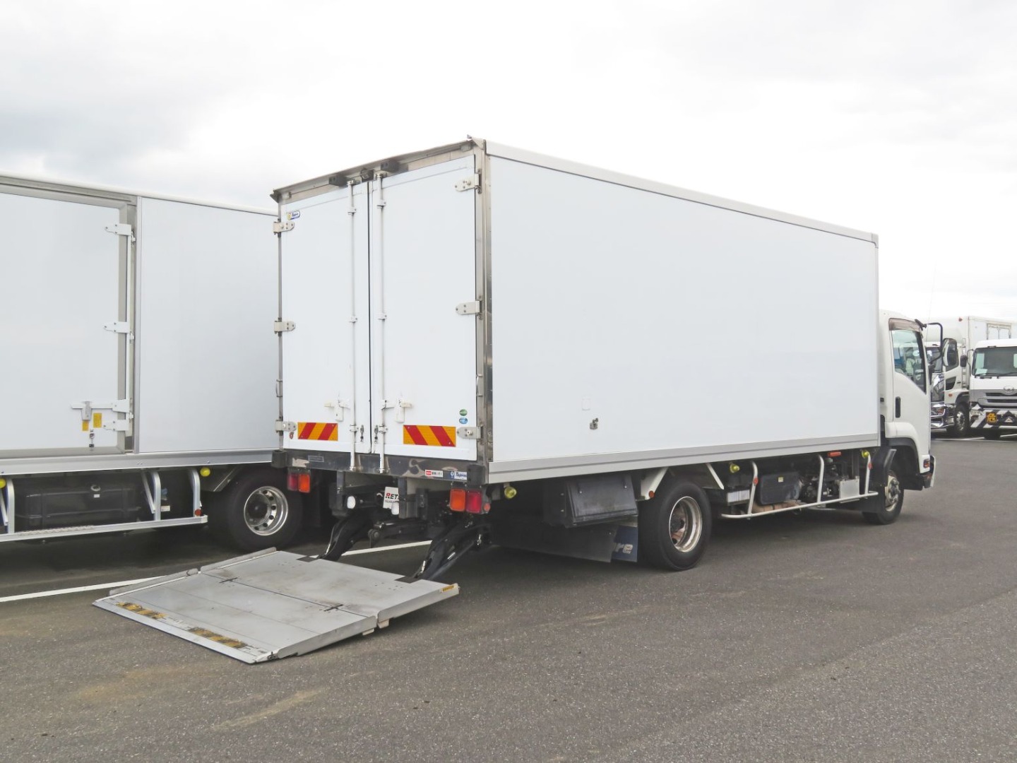 いすゞ フォワード 2PG-FRR90S2(2WD)の写真4