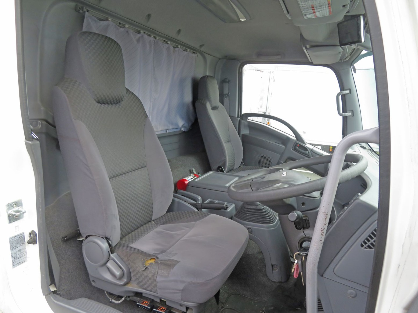 運転席座面にヘタリ・破れがあります。|いすゞ フォワード 2PG-FRR90S2(2WD)の写真6