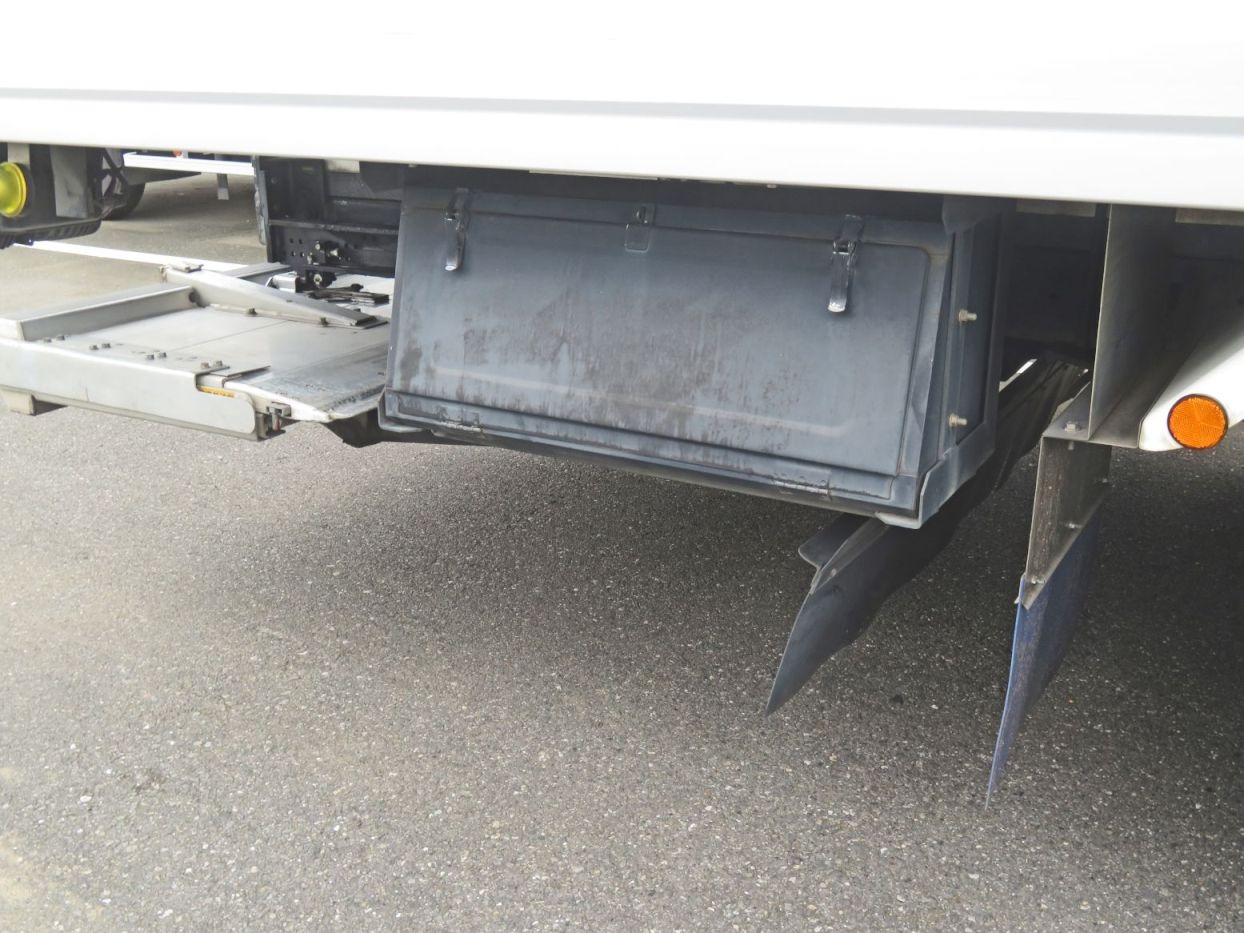 工具箱付きです。(色あせがあります)|いすゞ フォワード 2PG-FRR90S2(2WD)の写真17