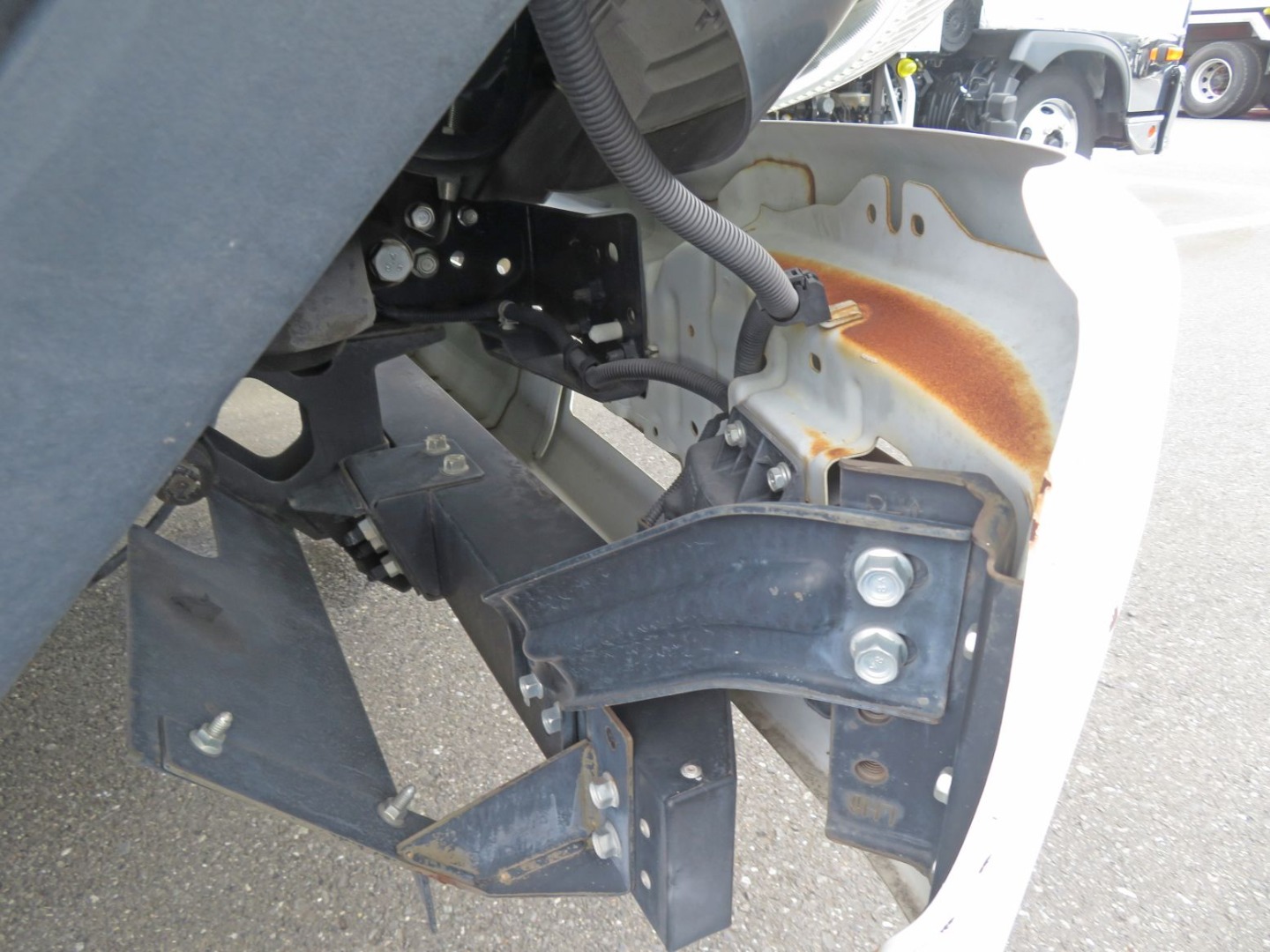 フロントバンパー内側にサビがあります。(左右)|いすゞ フォワード 2PG-FRR90S2(2WD)の写真23
