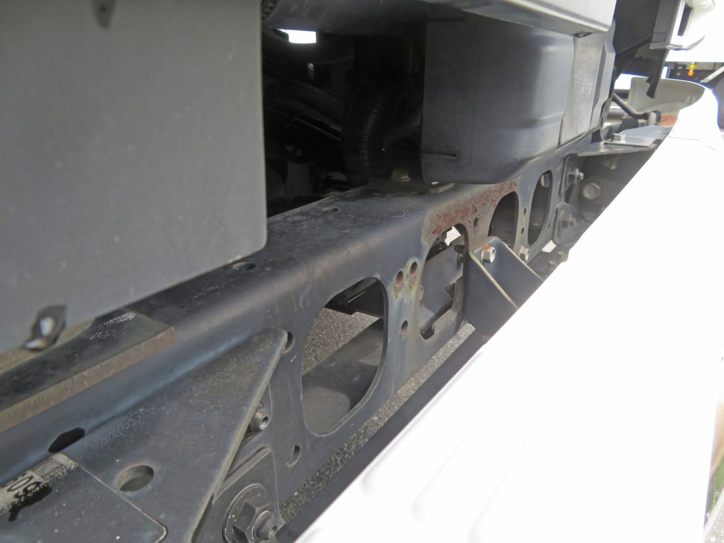クロスメンバーにサビがあります。|いすゞ フォワード 2PG-FRR90S2(2WD)の写真24