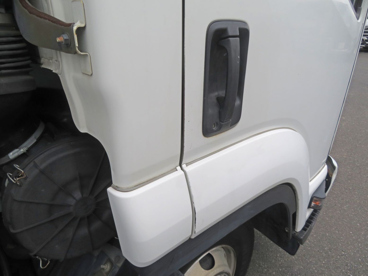 運転席側ドアとフェンダーにキズがあります。|いすゞ フォワード 2PG-FRR90S2(2WD)の写真28