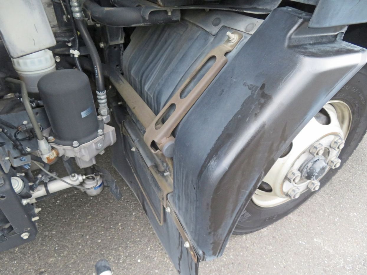 フロントフェンダーステーにサビがあります。(左右)|いすゞ フォワード 2PG-FRR90S2(2WD)の写真29
