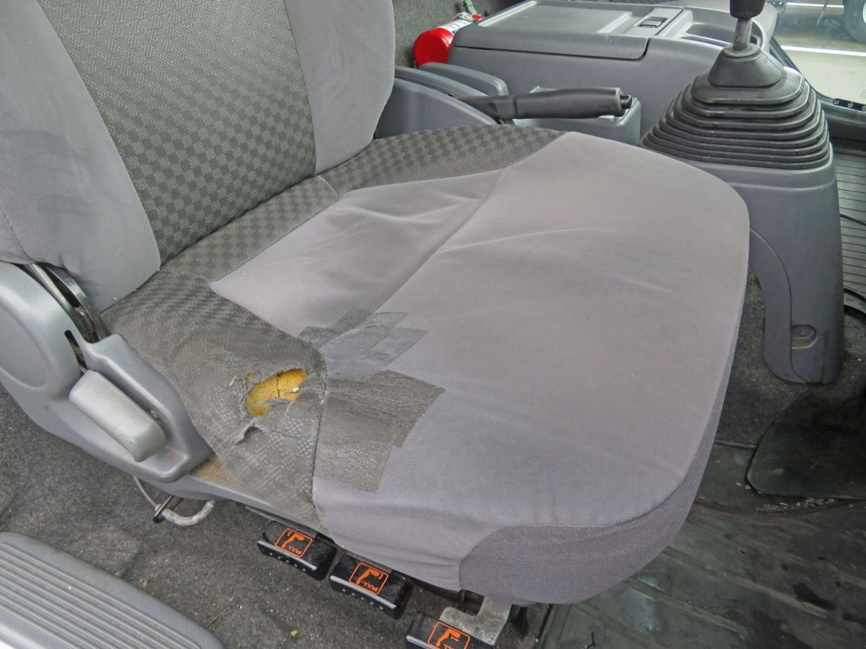 運転席座面の状態です。|いすゞ フォワード 2PG-FRR90S2(2WD)の写真30