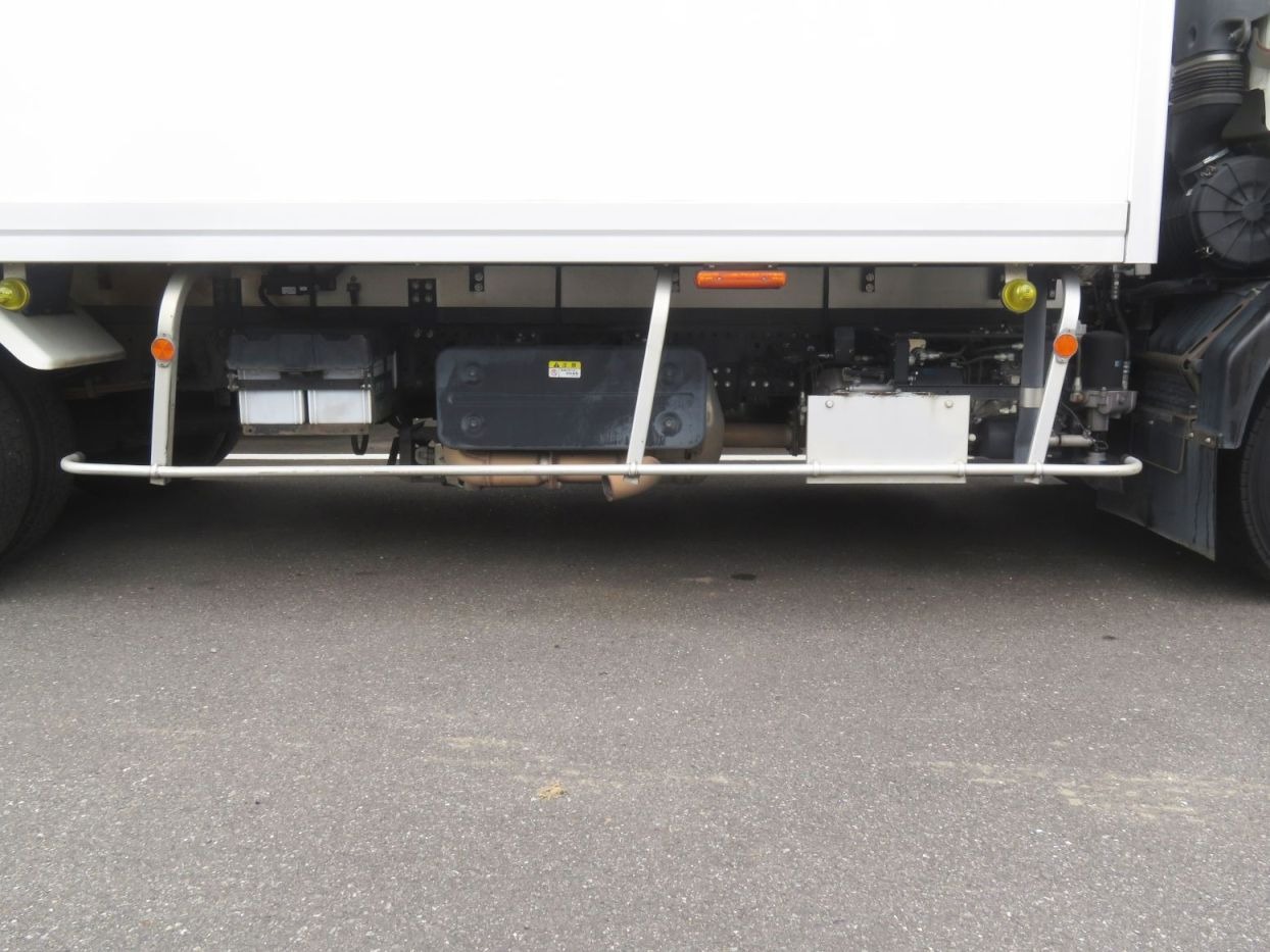 サイドバンパーが後方に曲がっています。|いすゞ フォワード 2PG-FRR90S2(2WD)の写真35