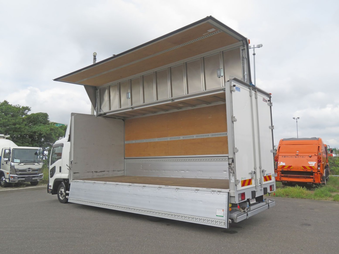 いすゞ フォワード 2RG-FRR90T2(2WD)の写真3