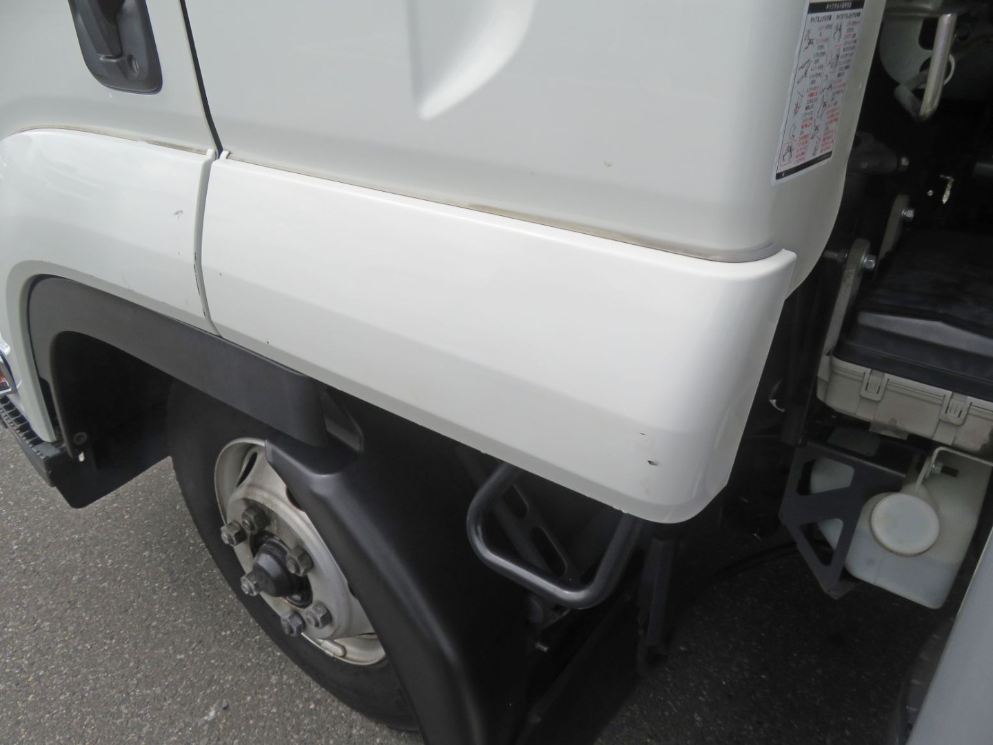 クォーターパネル下部に細かいキズがあります。|いすゞ フォワード 2RG-FRR90T2(2WD)の写真27