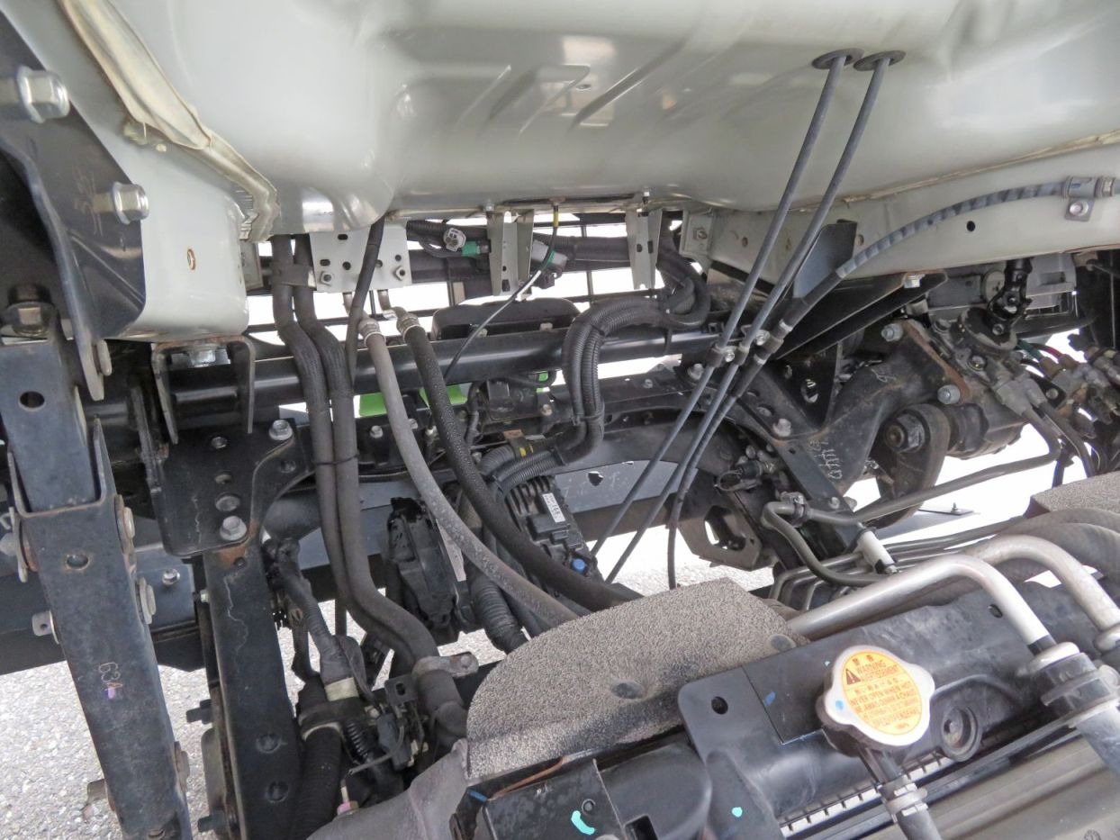 キャブ底面の状態です。(少しサビがあります)|いすゞ フォワード 2RG-FRR90T2(2WD)の写真28