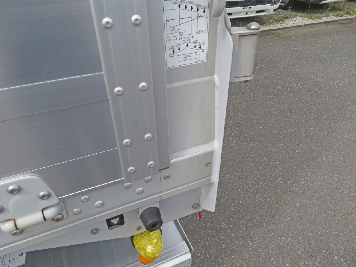 門口下部後方側に塗り跡があります。(柱と色が違います)|いすゞ フォワード 2RG-FRR90T2(2WD)の写真39