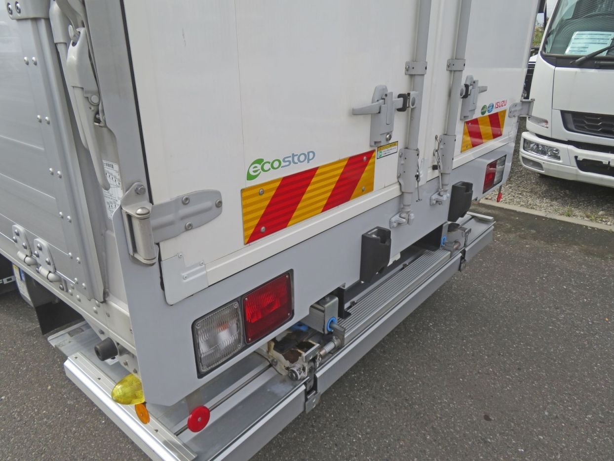 丁番から下部のみ色が塗られています。|いすゞ フォワード 2RG-FRR90T2(2WD)の写真40