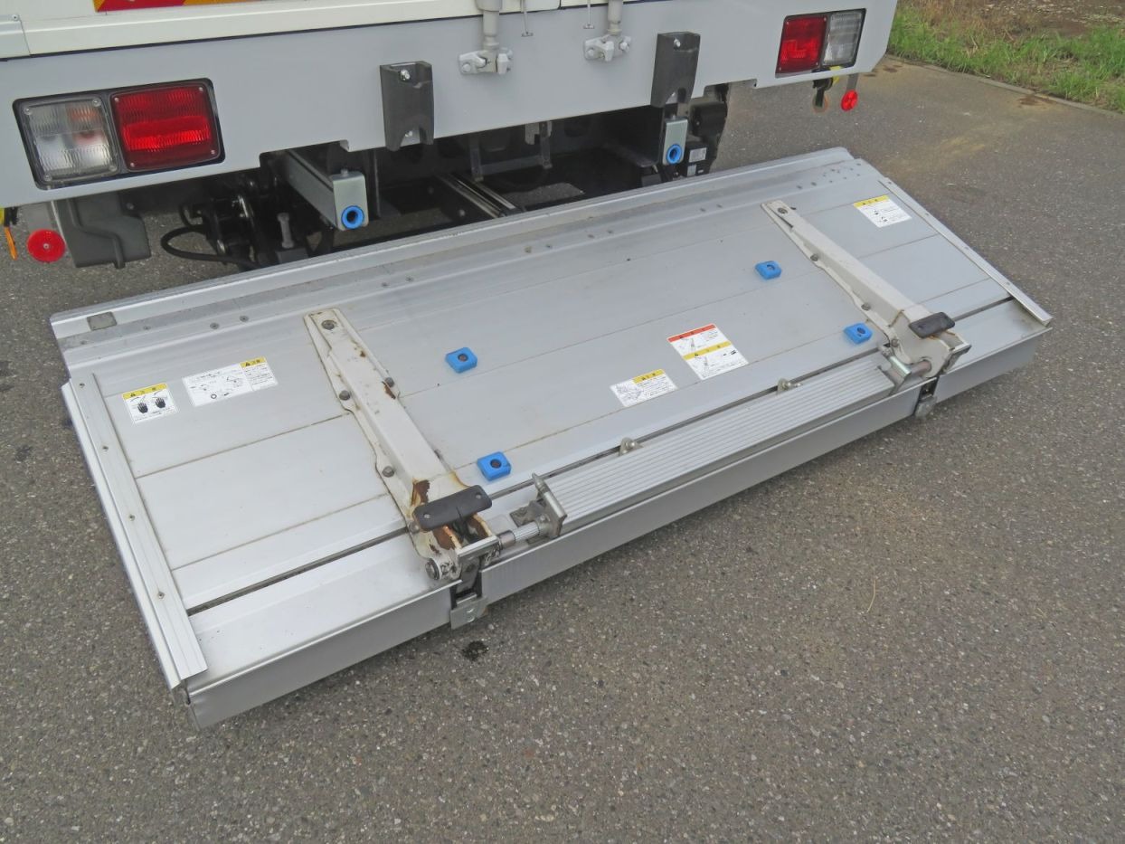 リアゲート後ろ面の骨にサビがあります。|いすゞ フォワード 2RG-FRR90T2(2WD)の写真44