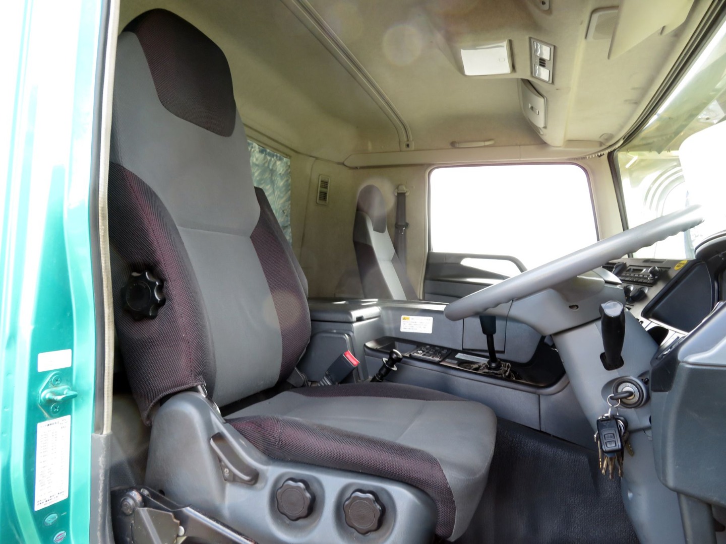 運転席座面にヘタリがあります。|三菱 スーパーグレート QKG-FV50VXの写真6