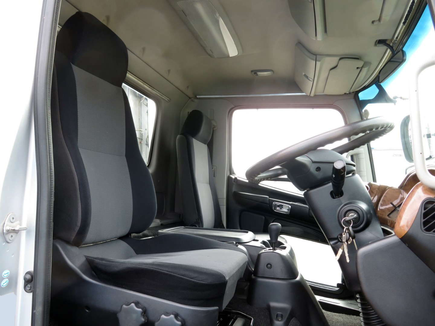 運転席座面にヘタリ・破れがあります。|日野 レンジャー TKG-FC9JJAG(2WD)の写真6