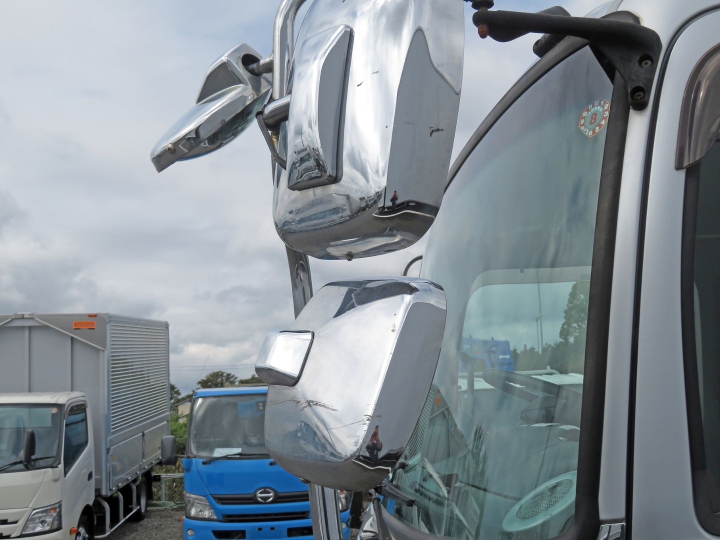 助手席側サイドミラーカバーにキズがあります。|日野 レンジャー TKG-FC9JJAG(2WD)の写真18