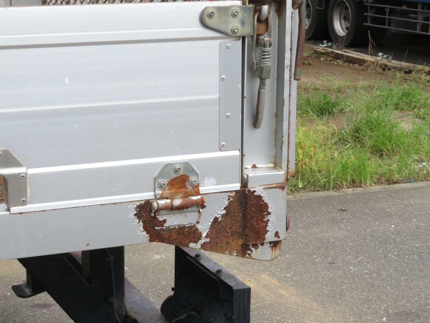 助手席側サイドレール後方にサビがあります。|日野 レンジャー TKG-FC9JJAG(2WD)の写真21