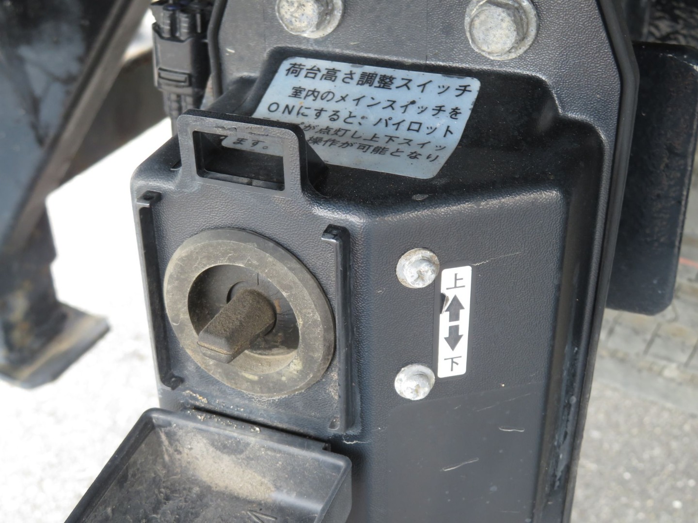 エアサスの昇降スイッチです。(車外)|日野 レンジャー TKG-FC9JJAG(2WD)の写真24