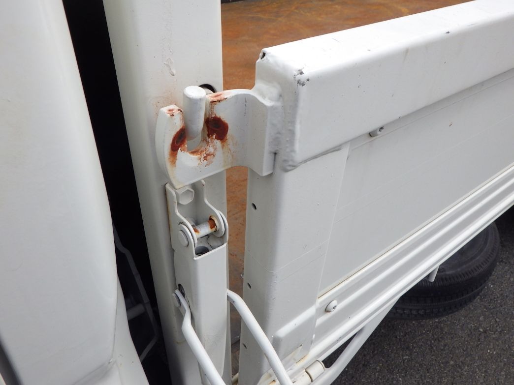 左右のアオリ前方のゴムが欠損していて隙間があります。|日野 デュトロ BKG-XZU508M(2WD)の写真28