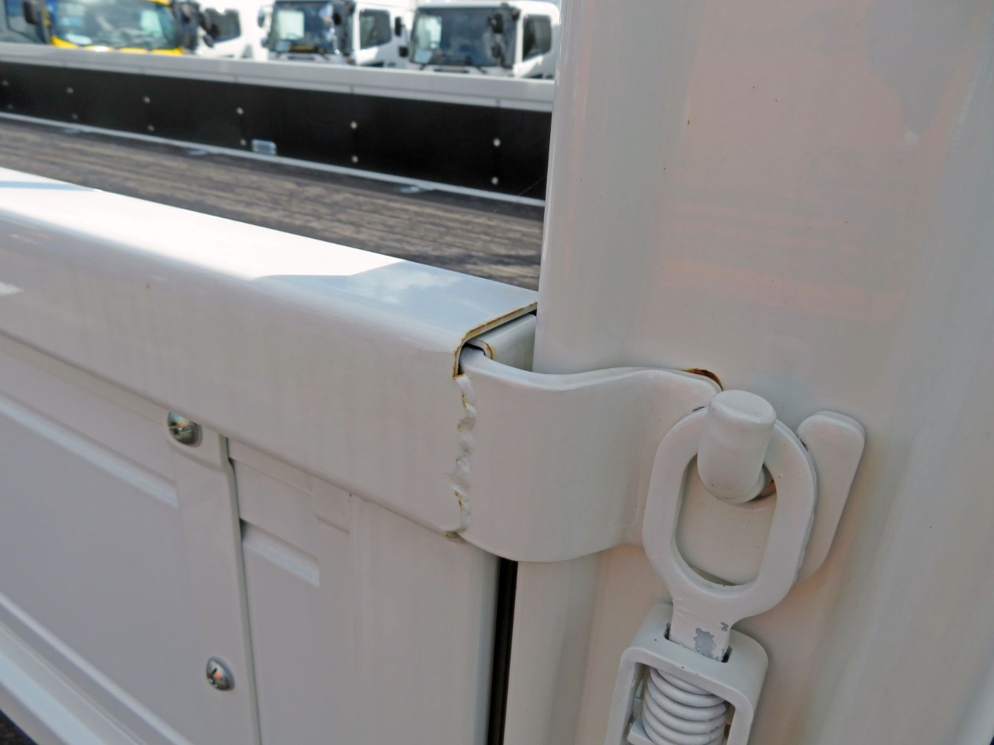 運転席側あおり前側に置きサビがあります。(助手席側も同様です)|日野 レンジャー 2PG-FC2ABA(2WD)の写真15