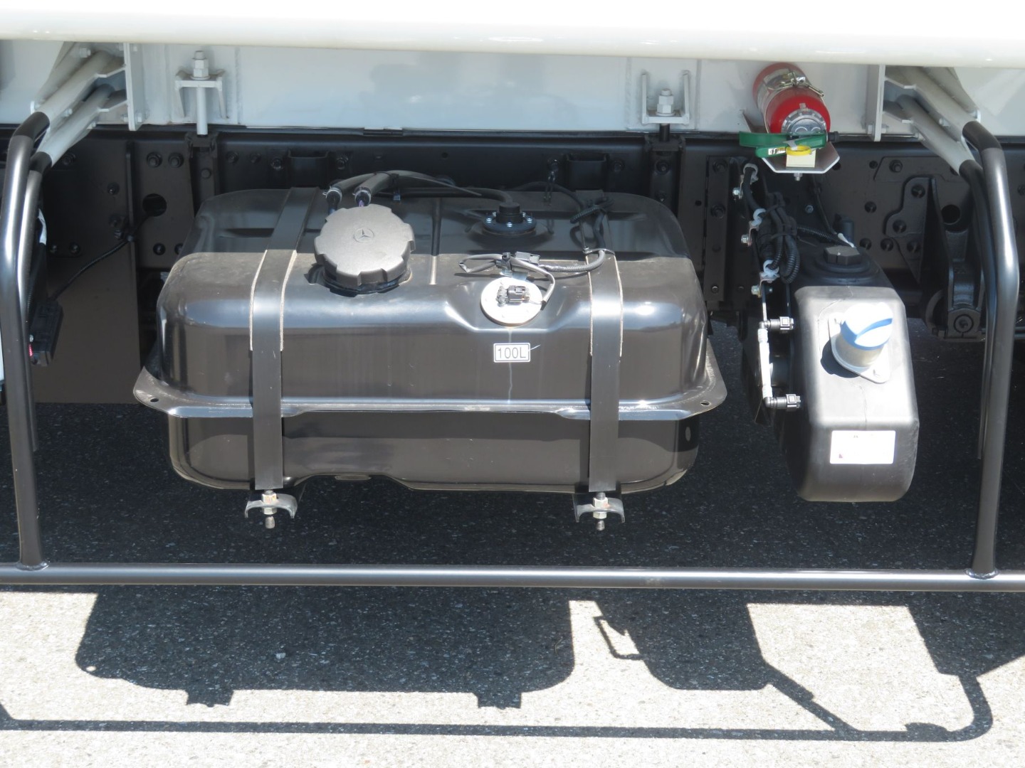 燃料タンクは100Lです。|三菱 ファイター 2KG-FK72F(2WD)の写真16