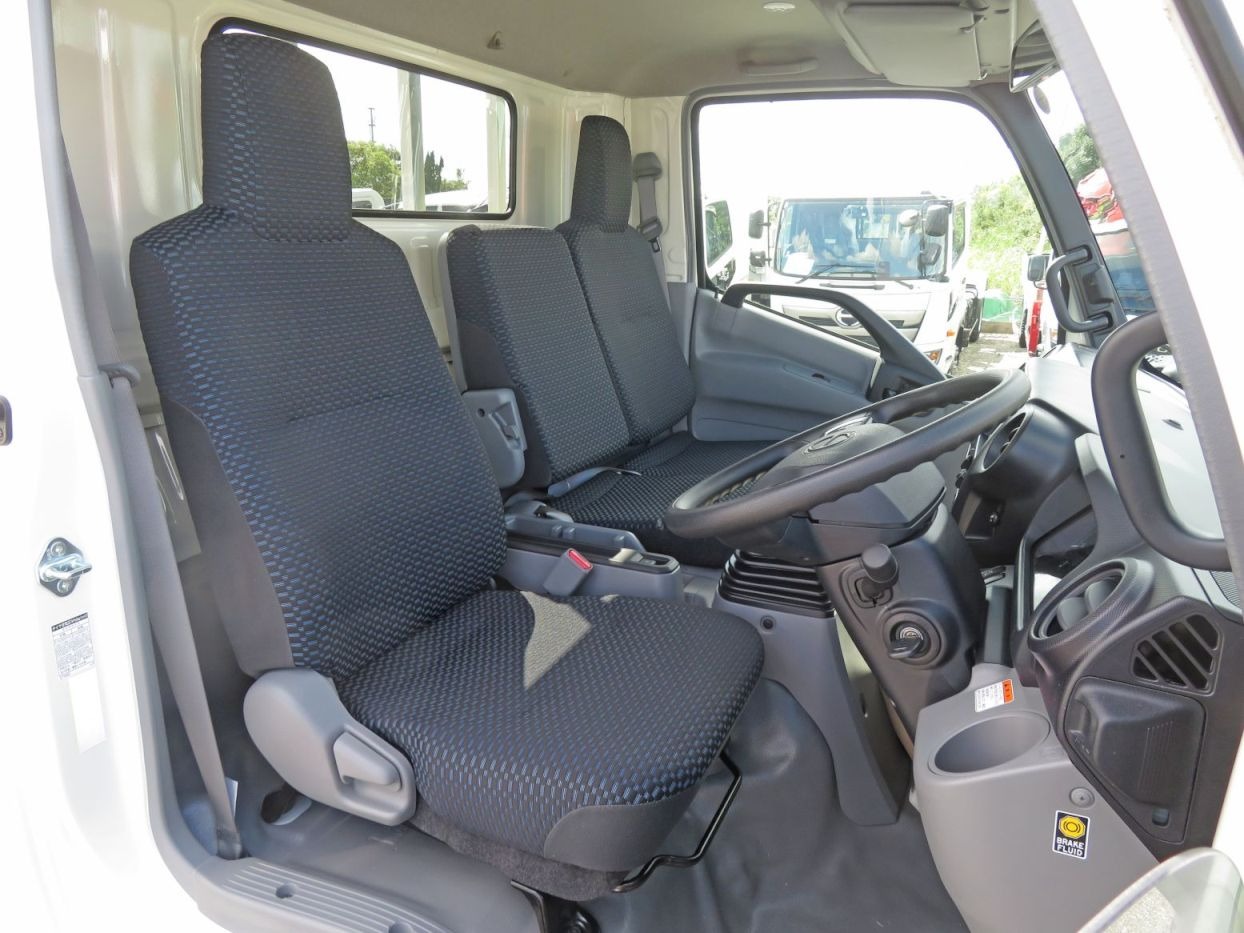 乗車定員は3名です。|日野 デュトロ 2WG-XZU711M(2WD)の写真6