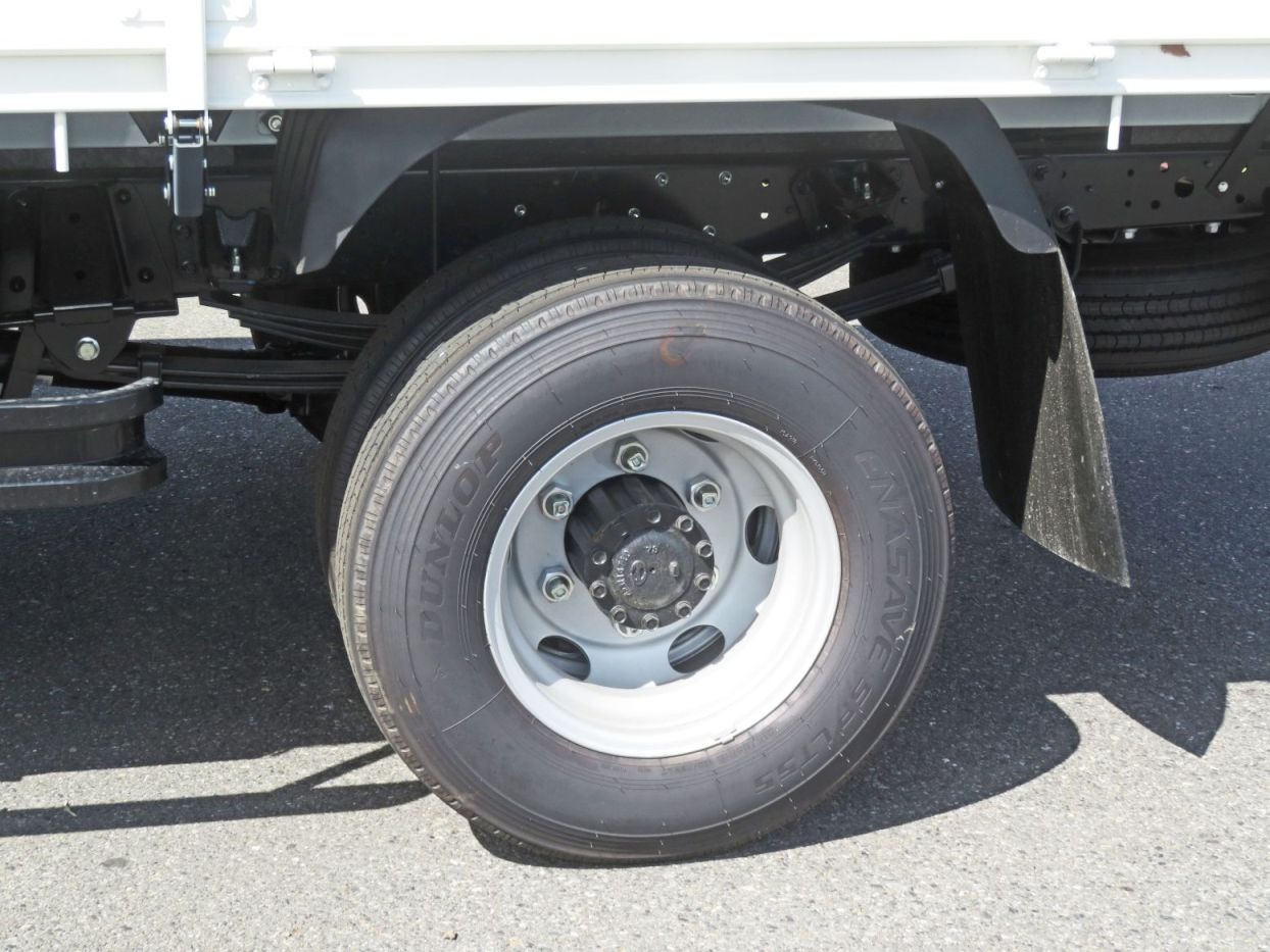リアフェンダーは樹脂製です。|日野 デュトロ 2WG-XZU711M(2WD)の写真9