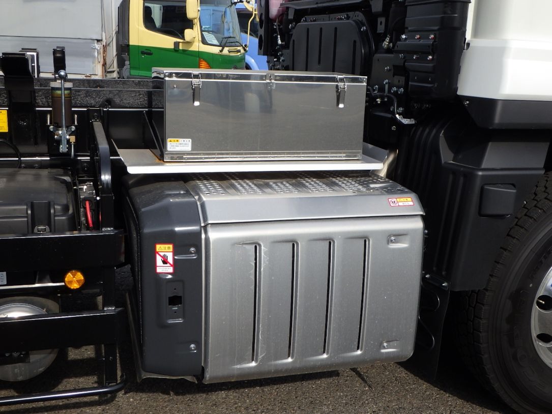 工具箱・マフラーカバーはステンレス製です。|三菱 スーパーグレート 2PG-FV80VXの写真16
