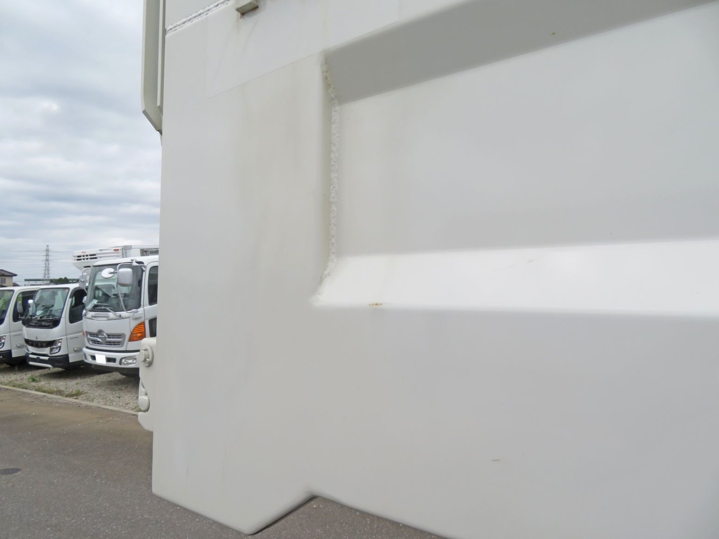 ボディーはサーフェーサーの状態です。|三菱 スーパーグレート 2PG-FV80VXの写真29