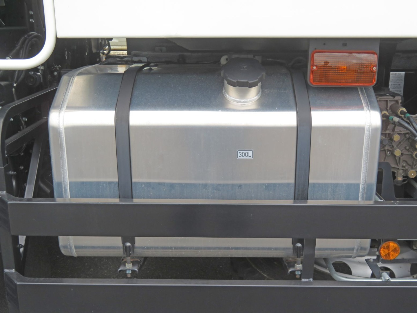 燃料タンクは300Lです。(アルミ製)|三菱 スーパーグレート 2PG-FV80VXの写真36