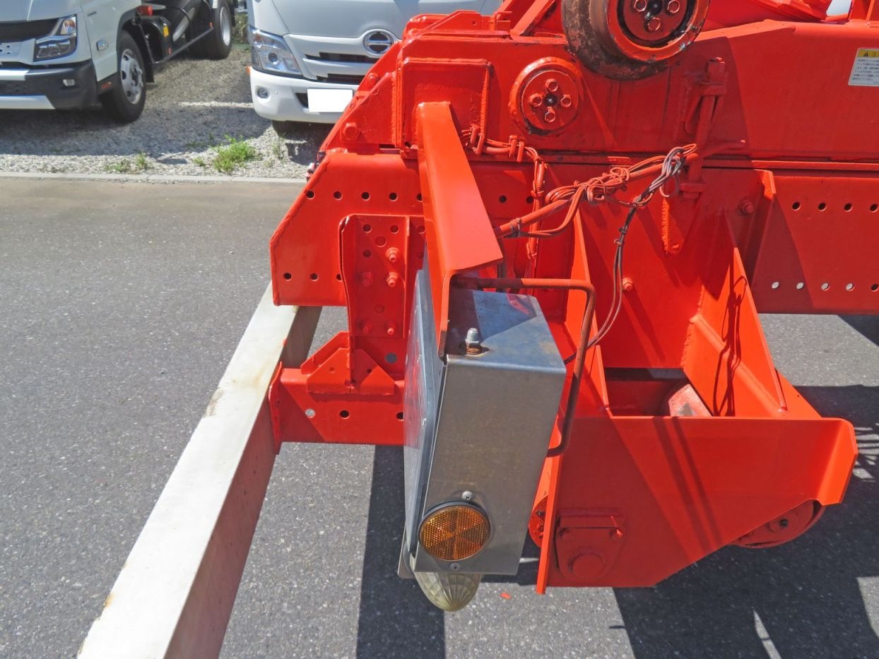 テールランプステーに軽い曲がりがあります。|日野 プロフィア 2DG-FS1EHA(6x4)の写真26