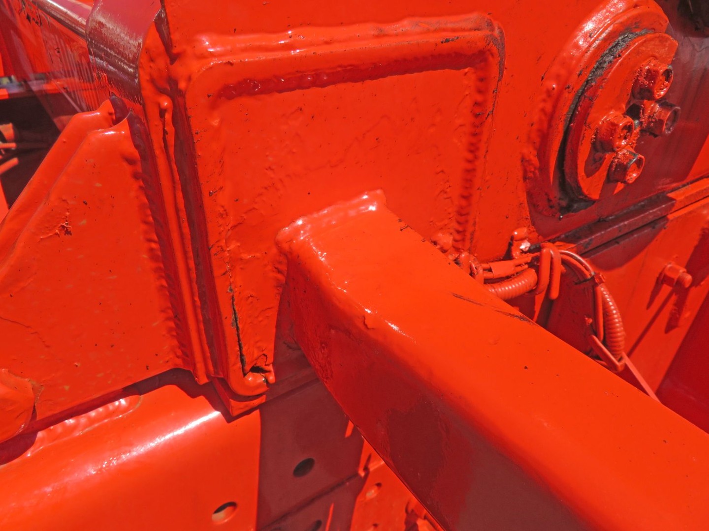 テールランプステーの付け根に曲がり・車輛側に割れがあります。|日野 プロフィア 2DG-FS1EHA(6x4)の写真27