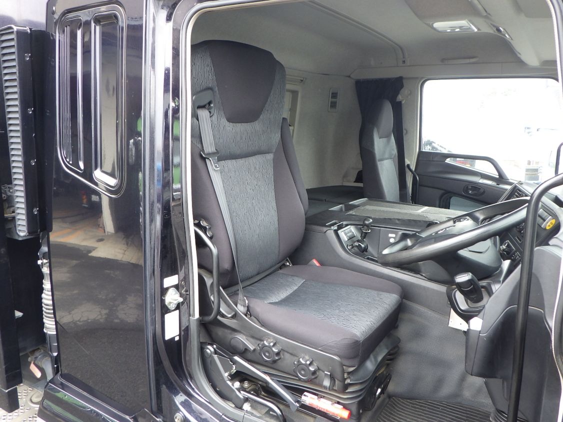 乗車定員は2名です。|三菱 スーパーグレート 2KG-FV70HX(6x4)の写真6