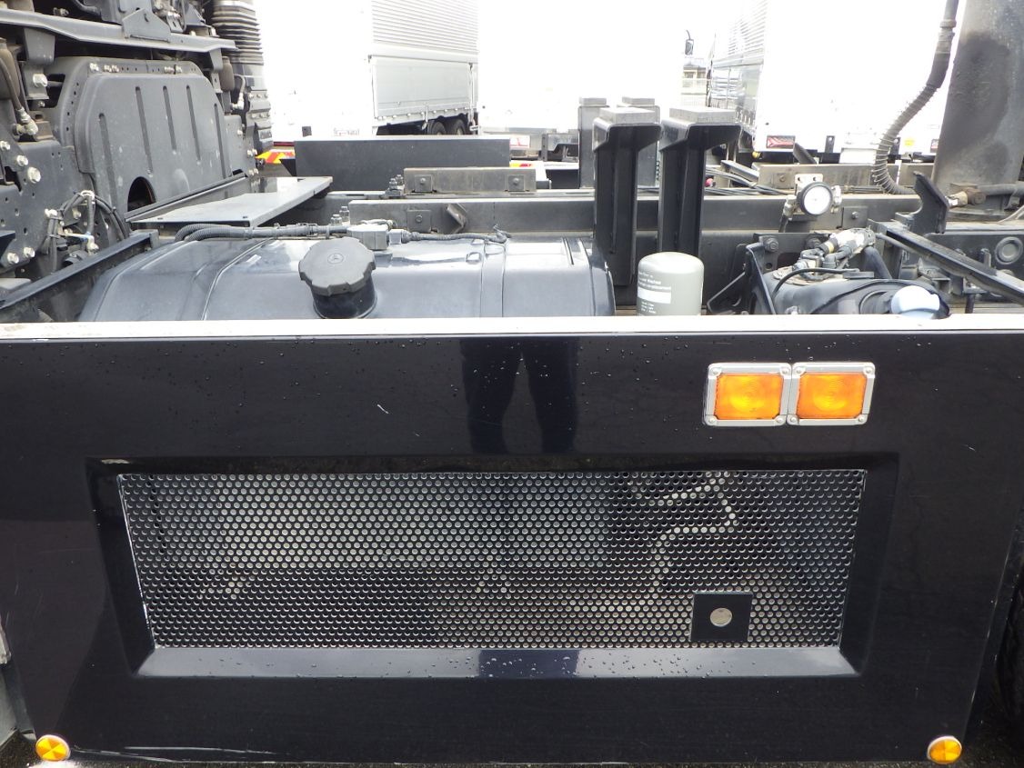 燃料タンクは300Lです。|三菱 スーパーグレート 2KG-FV70HX(6x4)の写真18