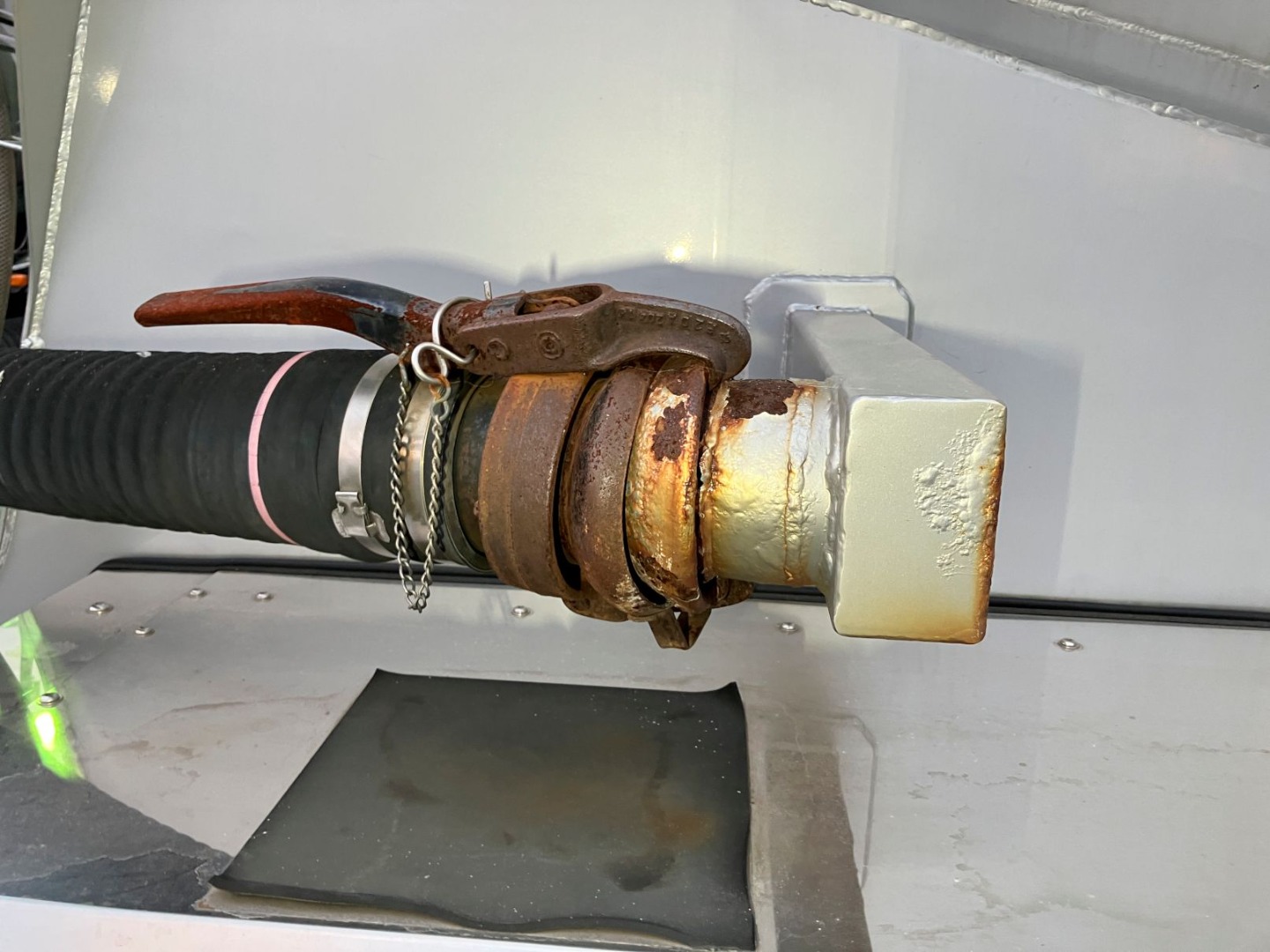 排出バルブつなぎ目にサビがあります。|極東 KA28219K-1の写真43